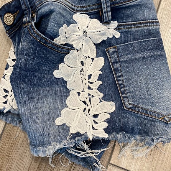 Indigo Rein shorts with lace applique size 0 - Picture 5 of 6
